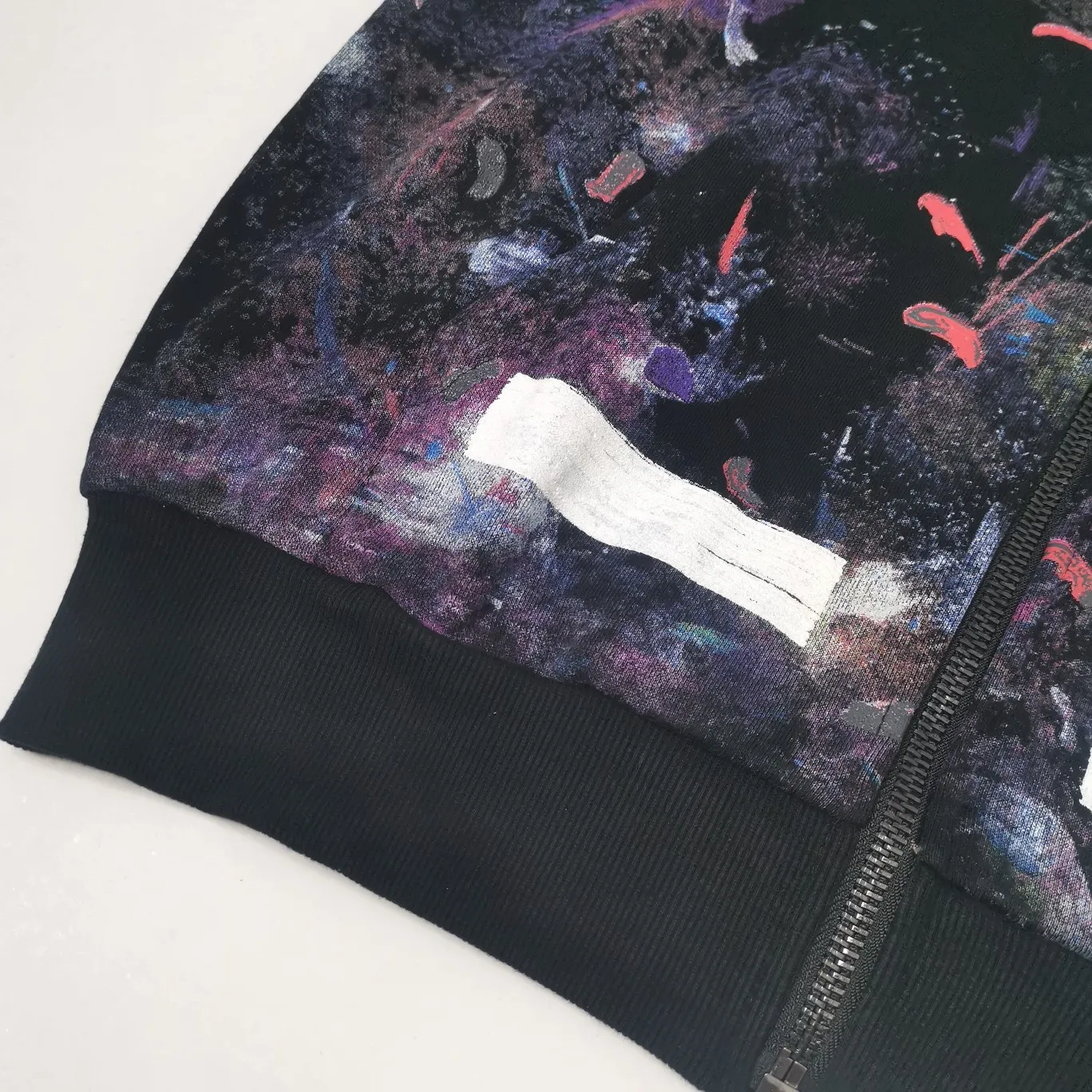 Details added: Spring and Autumn Starry Sky Fireworks Zipper - Top-Quality Tested Version OFFWHITE Starry Sky Fireworks Melbourne Limited Ink Splash Hoodie Hooded Zipper Jacket Sweater Fabric: Customized (more than 490 grams - double-ply large terry fabric at the counter) high-gram weight fabric makes the clothes look more textured, soft to the touch, super thick, classic version, small dropped shoulders, micro-profile! Pay attention to the important points~ The weight of more than 490 grams is not exaggerated and does not contain water. Those sellers who brag about the weight can only deceive novice customers. But when you get our goods, the weight and sinking are right there. You can taste it yourself, and the texture does not lie! (100% cotton fabric, no pilling) The white arrows on the back + the stripes on the arms are all made of foam and have a feel and protrusions. The fireworks color system is obtained through contrasting printing. There are eight panels in the whole body. Seven color sets and eight panels are printed in eight times. The first layer is gray, the second layer is white, the third layer is yellow, the fourth layer is green, the fifth layer is blue, the sixth layer is purple, the seventh layer is orange. The last layer is arrow paint printing. The seven colors are layered on each other, which will also create new colors. The arrows on the back and the front squares are first glued and then hung in four layers. The paint has an obvious concave and convex feeling. Quality speaks for itself in the details. The blue letters are electrostatic three-dimensional flocking, which is done separately and then printed through high-temperature thermal transfer‼ ️It can be called a fake killer, you can see that every detail on the clothes is ceiling craftsmanship‼ ️ Size chart